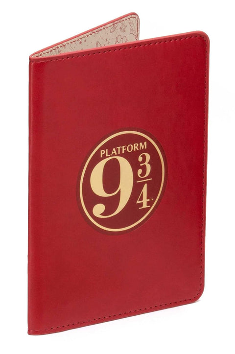 Paso dėklas raudonas su auksiniu Platform 9¾ logotipu, trijų ketvirčių kampu atmerktas, matoma piešinėta vidinė kišenė