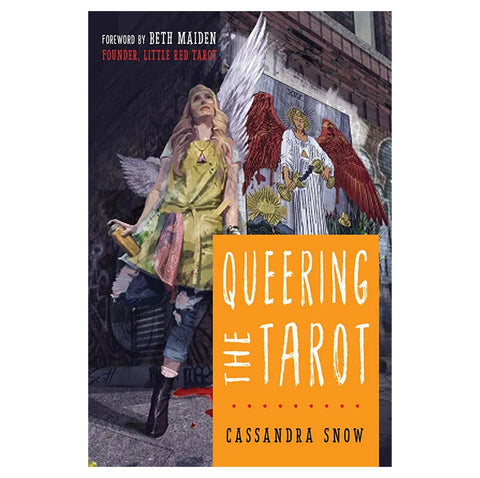Knyga Queering the Tarot autorės Cassandra Snow, oranžiniu viršeliu ir gatvės stiliaus iliustracija, parduotuvės prekė