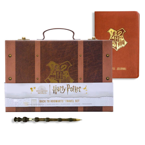 Harry Potter kelionės rinkinys su rudos spalvos lagamino dėže, auksiniu Hogvartso herbu, užrašų knygele ir lazdelės rašikliu
