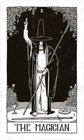 Tarot korta Magas, juodai baltas linijinis piešinys — stovinti figūra su lazda, kalaviju, taure ir pentakliu, frontalus kompozicija