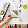 Deimantinė mozaika Crafting Spark su ežiuko dizainu, nuplėšta lipni drobė ir išrikiuoti, pažymėti deimantukai apačioje