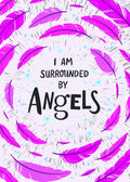 Plakatas su ryškiomis purpurinėmis plunksnomis ir centre ranka rašytu užrašu I AM SURROUNDED BY ANGELS, vertikalus dekoratyvinis dizainas