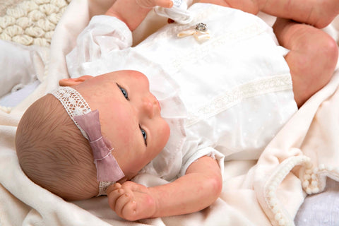 Kolekcinė Reborn lėlė mergaitė 45 cm, balti rūbeliai, rankų darbo