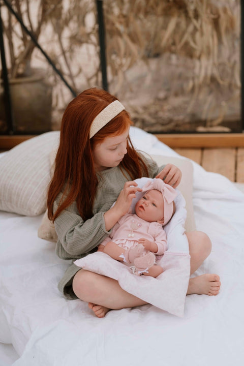 Arias Reborn kolekcinė lėlė 40 cm – tikroviška, su rožiniais rūbeliais