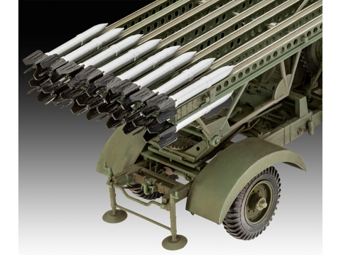 Revell BM-13-16 Fordson WOT8 1/35 plastikinis surinkimo rinkinys