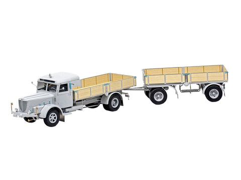 Revell Büssing 8000 S13 su priekaba Platinum, 1/24 surenkamas modelis