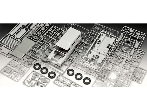 Revell Land Rover Series III LWB 1/24 plastikinis modelis – dovanų rinkinys