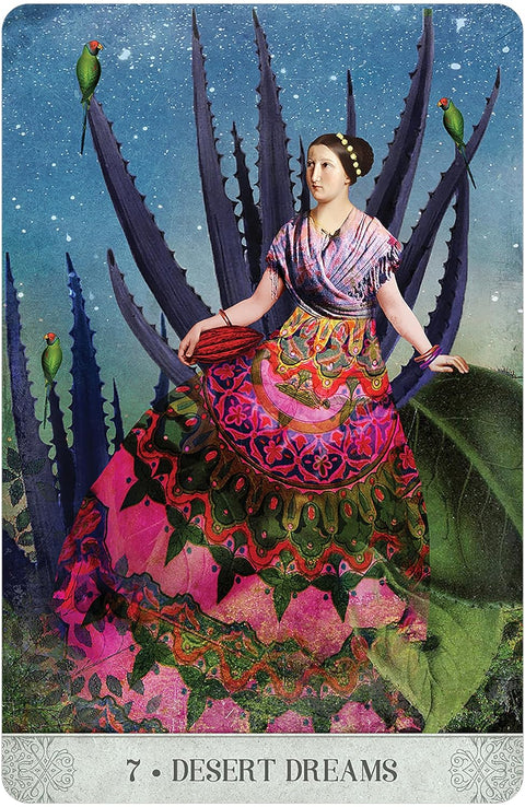 Tarot korta 7 Desert Dreams: spalvinga moteris raudonai-rožinėje suknelėje prieš agavų fone, su trimis žaliomis papūgomis