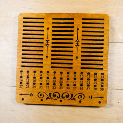 Siuvinėjimo ritelių laikiklis 39 vietų, fanera 19×19 cm