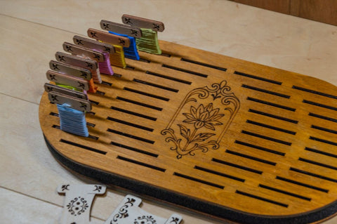 Siūlų ričių laikiklis-organizatorius 44 vietų, fanera 30×16,5 cm