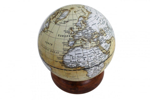 Globusas retro stiliaus smėlio spalvos su tamsiu mediniu pagrindu, iš viršaus rodomas Europa ir Afrika centre