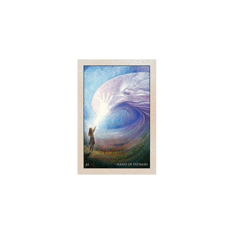 Plakatas Hand of Fatimah – mėlynos ir violetinės fantazijos iliustracija su šviesos ranka, 30×45 cm sienai
