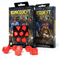Kauliukų rinkinys RuneQuest — raudoni daugiasieniai kauliukai su auksiniais skaičiais, parodyti pakuotėje ir išmėtyti