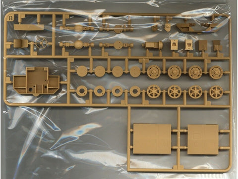 RFM Rusų laivyno 10 t traktorius su vilkimo sija 1/48