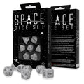 Kauliukai NASA tematikos balti (7 vnt.) RPG rinkinys su juoda kosmoso dėže, keli kauliukai išmėtyti priekyje