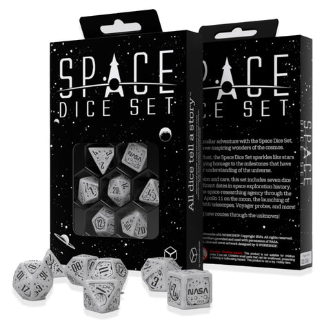 Kauliukai NASA tematikos balti (7 vnt.) RPG rinkinys su juoda kosmoso dėže, keli kauliukai išmėtyti priekyje