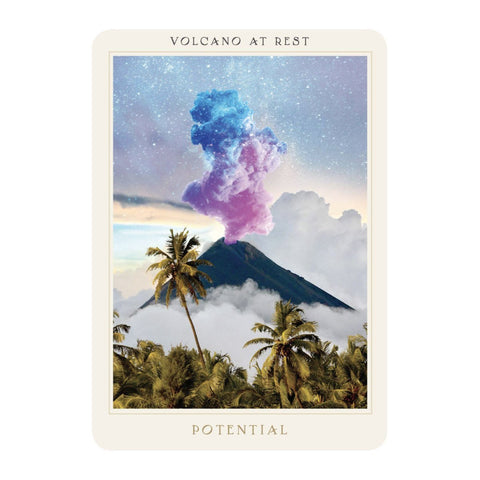 tarot korta Volcano at Rest su violetiniais ir mėlynais dūmais virš vulkano, palmėmis ir debesų fone
