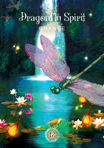 Dragonfly Spirit korta su rožiniais sparnais ir 12 numeriu prie krioklio ir lelijų, simbolizuojanti pokyčius