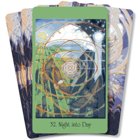 Tarot kortos – žalia korta nr.32 Night into Day su spiraliniu dizainu priekyje, kitos kortos su nugarėlėmis už nugaros