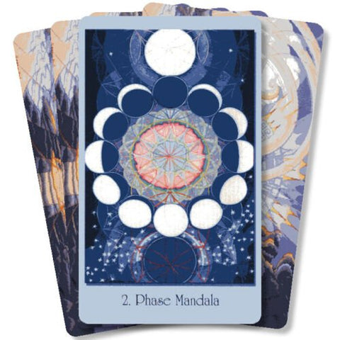 Tarot kortos su mėlynu "Phase Mandala" priekiu, mėnulio fazių mandala centre ir matomu kortų nugarėlių sluoksniu