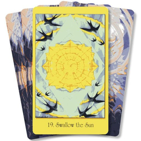 Tarot kortos su geltonu rėmeliu, priekyje "Swallow the Sun" dizainas: geltona saulė ir kregždės, rodomos iš priekio virš kitų kortų