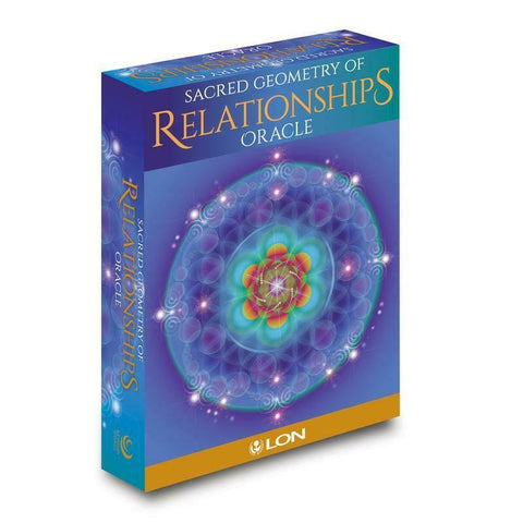 Orakulo kortos Sacred Geometry of Relationships (LON) violetinėje dėžutėje su ryškia daugiataške mandala, pasvirusiu priekinio kampo vaizdu ir skirtos santykių įžvalgoms