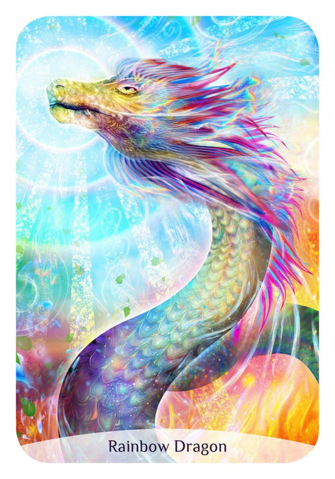Plakatas Rainbow Dragon, vertikalus ryškiaspalvis drakono profilio kompozicija su perlamutriniais žvynais, šviesos spinduliais ir judesio efektu