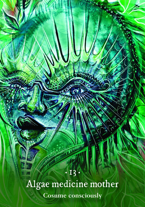 Tarot korta žalsva Algae Medicine Mother, priekinis detalus piešinys su radiuojančiomis linijomis aplink veidą, numeris 13, unikalus galerijos variantas