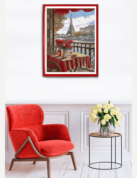 Paveikslas su raudonu rėmu, Eifelio motyvas ant balkono, kabinamas virš raudonos fotelės — 50×70 cm