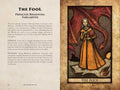 Tarot korta The Fool — geltonos ilgos suknelės ir raudono drakono iliustracija, pateikta kartu su aiškinamuoju tekstu kairėje