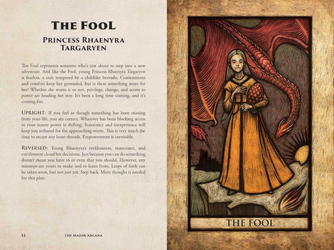 Tarot korta The Fool — geltonos ilgos suknelės ir raudono drakono iliustracija, pateikta kartu su aiškinamuoju tekstu kairėje