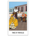 Tarot korta Trijų pentaklių, pilnas rėmas, spalvinga iliustracija su muzikantais ir šokančia moterimi, frontalus detalių vaizdas