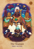 tarot korta Šamanas — spalvingas priekinis kortos variantas su šamanu, lazdą, numeriu 5 ir užrašu "Trust the Path"