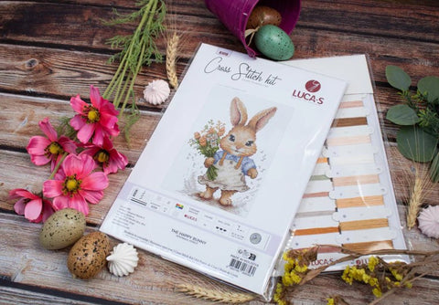 Kryželių rinkinys LUCA‑S „The Happy Bunny“ su zuikio dizainu ir spalvotais siūlais, pakuotės priekinis kampas, siūlų kortelė matoma