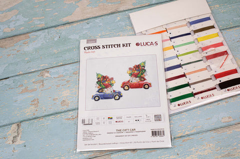 Kryželių siuvinėjimo rinkinys Lucas The Gift Car — priekinė pakuotė su automobilių dizainu ir spalvotų siūlų kortele šalia