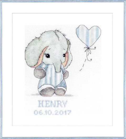 Siuvinėtas paveikslas rėme su mėlynu dryžuotu drambliuku ir širdies balionu, personalizuotas vardu Henry ir data apačioje