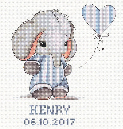 Siuvinėjimo raštas kūdikių lovytei: pilkas drambliukas su mėlynais dryžuotais drabužiais, vardas Henry ir data 06.10.2017