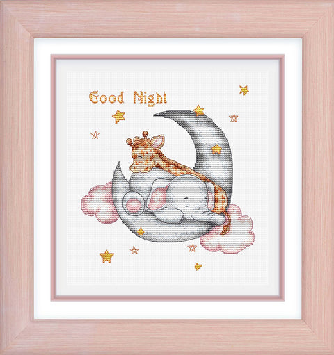kryželių siuvinys rožinio medinio rėmo kūdikių kambariui — mėnulis su žirafa ir miegančiu dramblėliu, užrašu Good Night