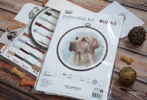 Siuvinėjimo rinkinys Lucas „The Labrador“ su labradoro piešiniu, mediniu rėmeliu, siūlų kortele ir parduotuviniu pakavimu