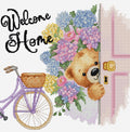 Kryželių schema: sveikinimo Welcome Home dizainas su meškiuku už durų, violetiniu dviračiu ir pastelinių hortenzijų puokšte