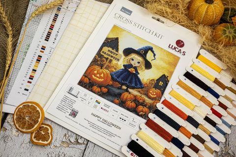Kryželių rinkinys LUCA‑S "Happy Halloween" su raganos dizainu, aida, spalvotomis siūlų kortelėmis ir schema, fotografuotas iš viršaus