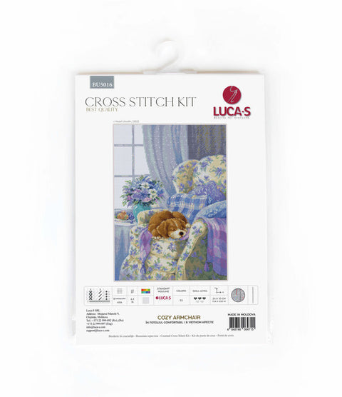 Kryželių rinkinys Luca‑S Cozy Armchair su miegančiu šuniuku ant gėlėto fotelio, pakuotėje matomos pilkai‑melsvos spalvos ir etiketė
