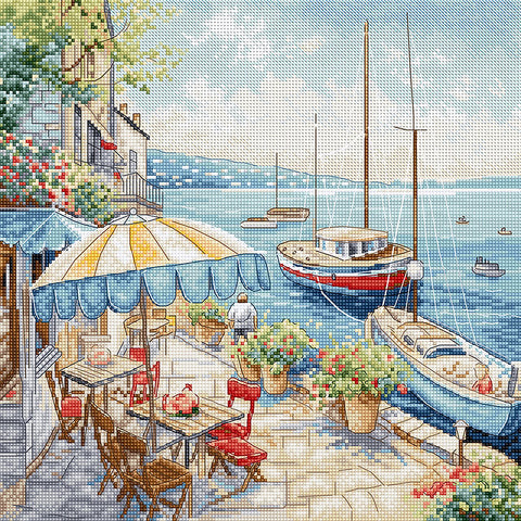 Siuvinėjimo rinkinys krantinės kavinė prie jūros su mėlyna valtimi ir geltonu skėčiu, 30×30 cm detalizuota scena