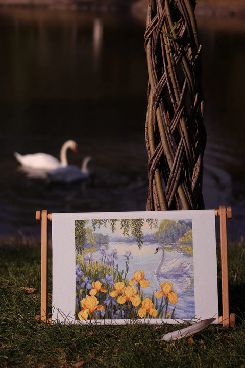 Kryželių siuvinėjimo rinkinys „Užkerėtas tvenkinys“ 28x34 cm