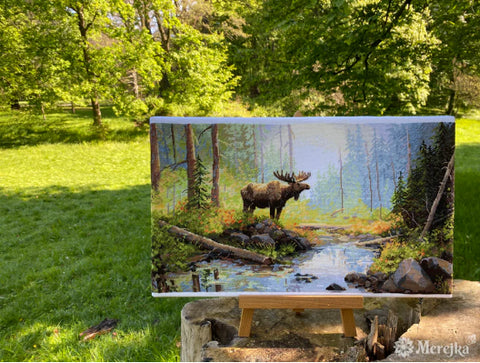 Drobė Merejka su briedžio miško motyvu, žali-mėlyna paletė, priekinis kadras ant medinio stovo lauke