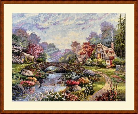Siuvinėtas kraštovaizdis, rankų darbo kryželiu, rėminis variantas su tilteliu, upės, gėlių ir namelio detalėmis, 60×80 cm