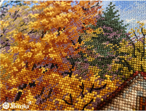 Kryželių siuvinėjimas Merejka rudens spalvų artimas priartinimas, matyti smulkios kryželės ir audinio tekstūra