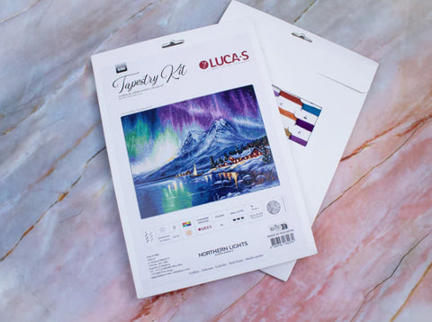 Gobelenų rinkinys LUCA‑S Northern Lights, pakuotės priekinė dalis su šiaurės pašvaistės iliustracija, du komplektai sluoksnyje
