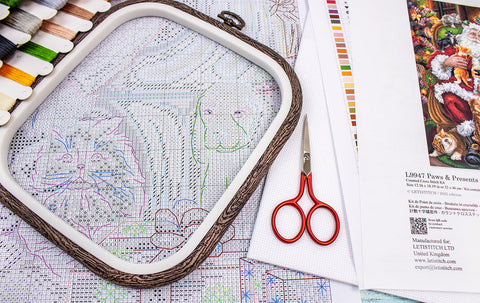 Kryželių siuvinėjimo rinkinys LETISTITCH su katės ir šuns schema įtempta lankelyje, spalvotais siūlais ir raudonomis žirklėmis