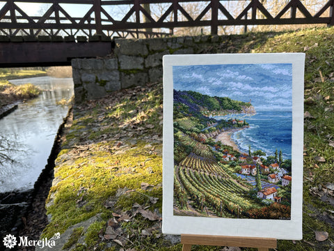 Siuvinėtas paveikslas Mėlynas pajūrio vynuogynas ant drobės (Merejka), 30×40 cm, ant mažo stovelio lauke po mediniu tiltu
